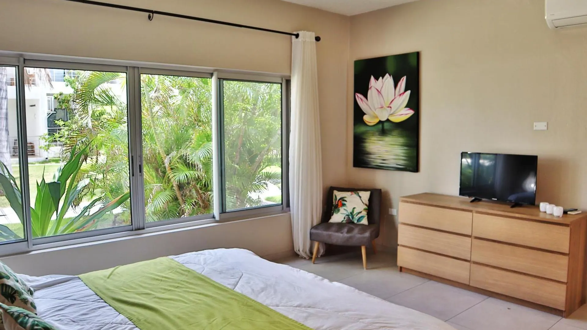 Beachfront Serenity Cupecoy  Apartment